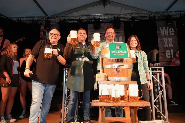 „Ozapft is!“ in Külsheim bei Großen Markt und eingekehrt ist beste Feierlaune. Foto Roland Schönmüller