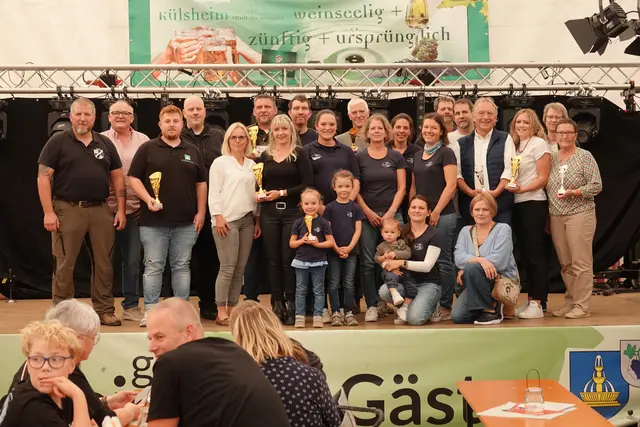Ergebnisse des Kleinkaliberschießen.

Beim traditionellen Kleinkaliberschießen maßen sich bnereits vor dem Fest Schützinnen und Schützen aus Külsheim und Umgebung. Die diesjährigen Siegerinnen und Sieger wurden im Rahmen der großen Festhalle feierlich geehrt. Die besten Schützinnen und Schützen erhielten Pokale und Urkunden für ihre zielsichere Leistung.