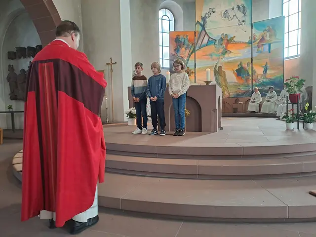 Drei neue Ministranten wurden am 14.09.25 in die Gemeinschaft der Minis an St. Jakobus aufgenommen: Henri Bergmann, Kilian Hartmann und Antonia Rothenbach | Foto: Martin Winkler