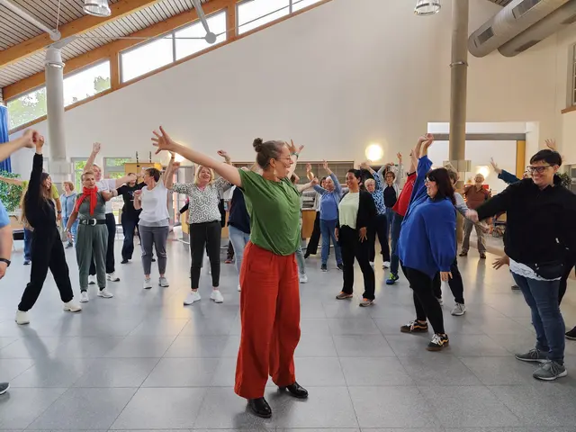 Ein lockerer Körper erzeugt schöne Töne. Das erfuhren die Sängerinnen und Sänger beim Workshop mit Anna Stijohann (Mitte).