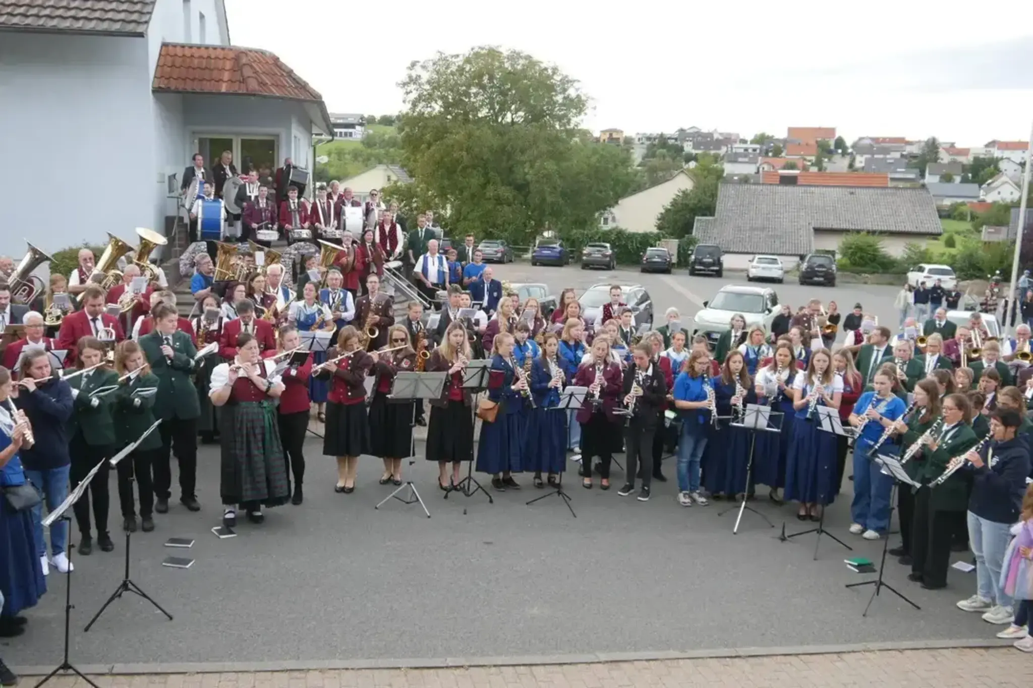 Sternmarsch-mit-sieben-befreundeten-Kapellen-begeisterte-die-Besucher-bei-Blasmusik-im-Ort-Musik-hat-immer-Bestand