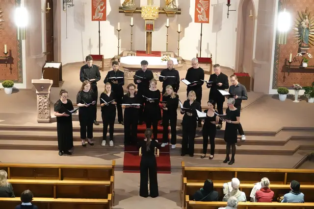 Der renommierte Chor Amici Canendi e.V. aus Mainz gastierte unter der Leitung von Dirigentin Elisabeth Stoll in der Wertheimer St. Venantius-Kirche und bescherte den zahlreich erschienenen Zuhörern ein unvergessliches Konzerterlebnis.
Foto Roland Schönmüller