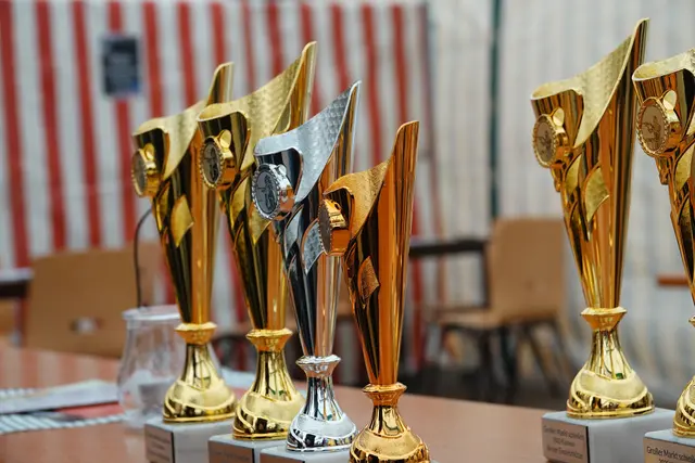Glänzende Pokale warteten auf die Ausgabe an die Siegerinnen und Sieger. Foto Roland Schönmüller