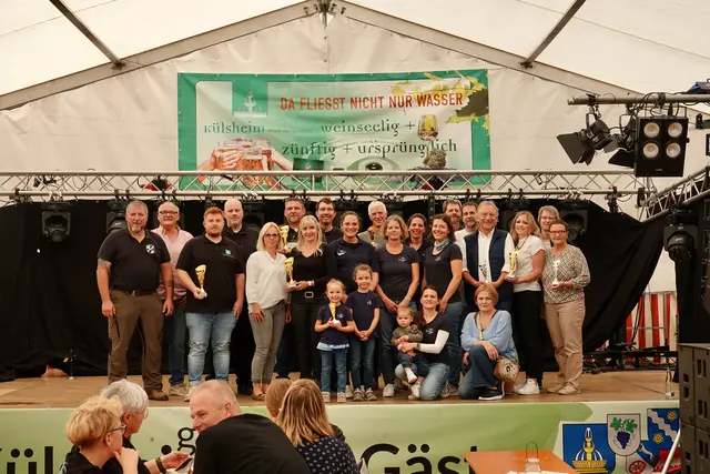 
 Siegerehrung der besten weiblichen und männlichen KKS-Schützen beim Schießwettbewerb Im Rahmen des großen Marktes im Festzelt.  Foto Roland Schönmüller durch Bürgermeister Thomas Schreglmann. Foto Roland Schönmüller

