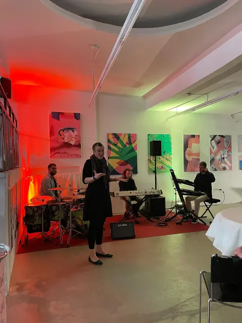 Ann-Kathrin Beyersdorfer von kunstreich e.V. begrüßt die Galeriebesucher zum Finissage-Konzert | Foto: kunstreich e.V.