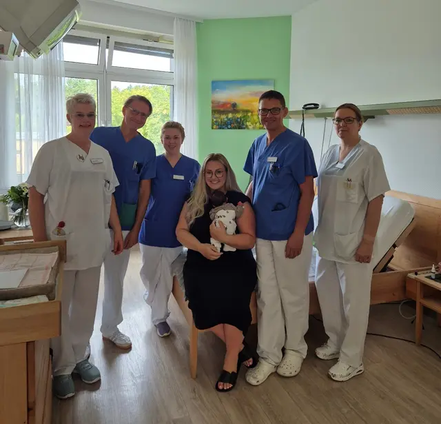 (von links nach rechts): Gesundheits- und Krankenpflegerin Kerstin Rechner, Chefarzt der Gynäkologie und Geburtshilfe Dr. med. Winfried Munz, Assistenzärztin Dr. med. Nina Gimber, Ann-Christin Makosch mit ihrer Tochter Lotta, Chefarzt der Anästhesie Dr. med. Alexander Frohmajer, stellvertretende Stationsleiterin Simone Herrmann  | Foto: Neckar-Odenwald-Kliniken