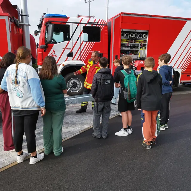 Abteilungskommandant Michael Wolf mit Schülern der Klasse 6b (MvA). | Foto: A. Laible