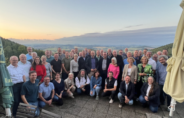 Begegnungsabend der Teilnehmenden der Kreistagsinformationsfahrt und Vertretern des Landkreises Görlitz (Mittig: LR Dr. Meyer, LR Dr. Brötel, ehemaliger Innenminister Heinz Eggert)

 | Foto: Landkreis Görlitz