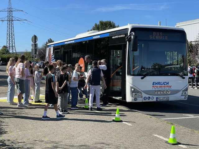Achtsamkeit am und im Bus trainierten Herr Jakob von der Verkehrswacht mittels eines busses der Firma Ehrlich. | Foto: Michaela Grimm