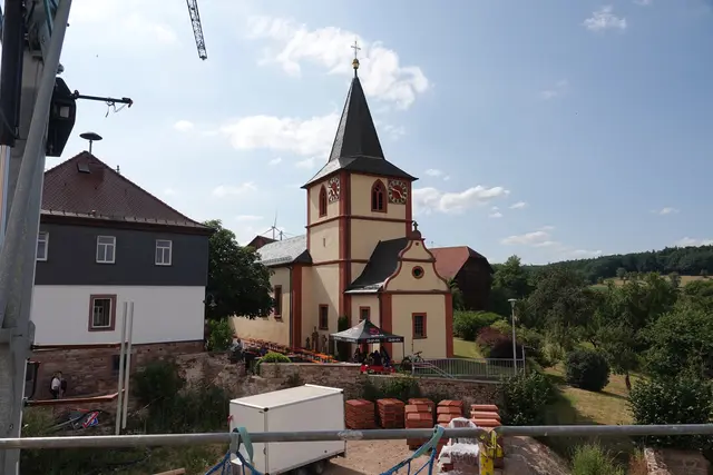 Das Tum-Untergeschoß mit seinem wuchtigen Kreuzgewölbe stammt aus dem 13. Jahrhundert. Es ist anzunehmen, dass mit der Erbauung dieser ersten Kirche das Patrozinium des in unserer Gegend so seltenen Patrons Mauritius durch die damaligen Vogteiherren von Dürn bestimmt wurde. 