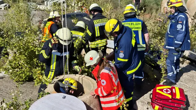 Einsatzkräfte bei der Befreiung einer eingeschlossenen Person. | Foto: THW Miltenberg 