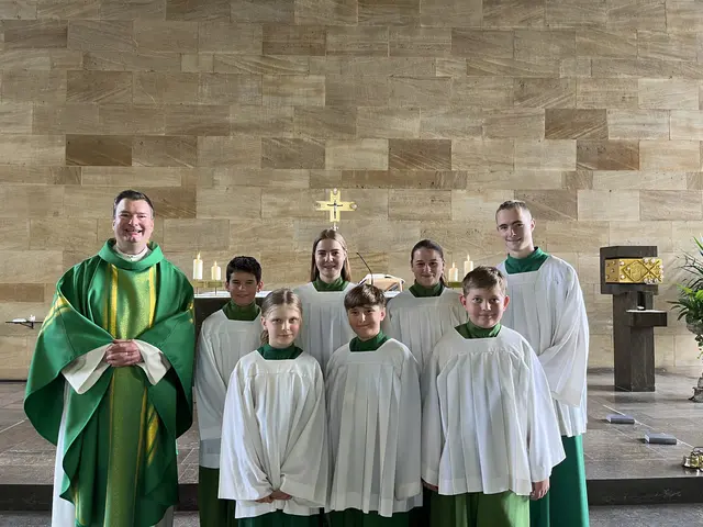 Ministranteneinführung 2025 in Bürgstadt:
vorne die neu aufgenommenen Marlene Hench, Ferdinand Deuchert, Elias Münch, hinten mit Pfarrer Jan Kölbel Tom Hörnig, Pia Reysen, Lina Meisenzahl, Johannes Reysen (vlnr) | Foto: Christoph Reichert