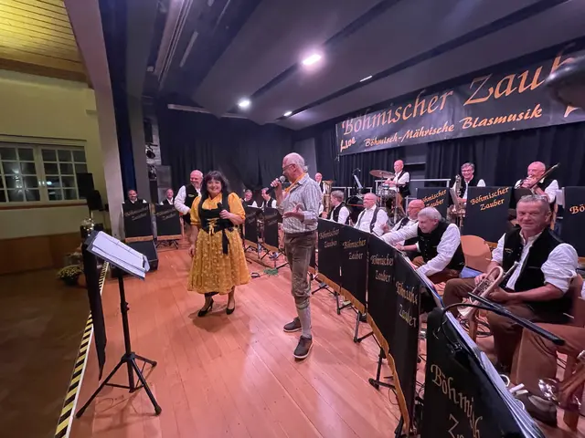 20 Jahre „Böhmischer Zauber“: 
Jubiläumskonzert am 20. September 2025 im Hofgarten Kleinheubach - hier mit der Sängerin und Moderatorin Rita Barth sowie Sänger Hans Heil.