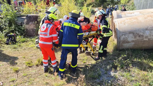 Einsatzkräfte beim Abtransport eines Verletzten. | Foto: THW Miltenberg 