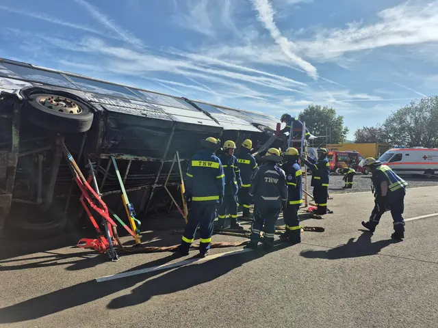 Einsatzkräfte beim Sichern des Busses. | Foto: THW Miltenberg 