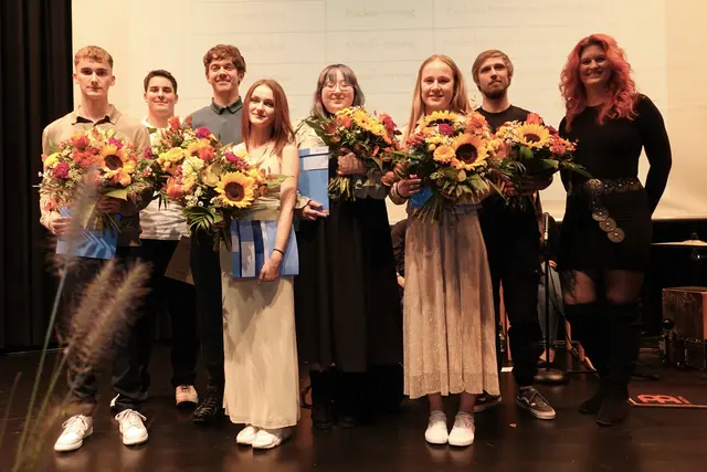 Würdigung und Auszeichnung besonders erfolgreicher Junghandwerkerinnen und Junghandwerker mit Monique Haas, Kreishandwerksmeisterin (rechts im Bild). 
Ausgezeichnet wurden als Innungsbeste  im Miltenberger Landkreis:(von links):  Dennis Kreher, Linus Druckmiller,  Robin Winter, Xena-Mystica Zahn, Anna Griener, Beatrix Gläser und Max Kroschke. Foto Roland Schönmüller

