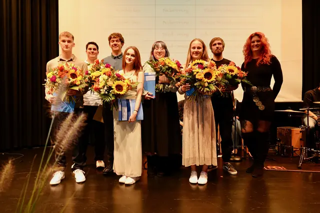 Würdigung und Auszeichnung besonders erfolgreicher Junghandwerkerinnen und Junghandwerker mit Monique Haas, Kreishandwerksmeisterin (rechts im Bild). 
Ausgezeichnet wurden als Innungsbeste  im Miltenberger Landkreis:(von links):  Dennis Kreher, Linus Druckmiller,  Robin Winter, Xena-Mystica Zahn, Anna Griener, Beatrix Gläser und Max Kroschke. Foto Roland Schönmüller