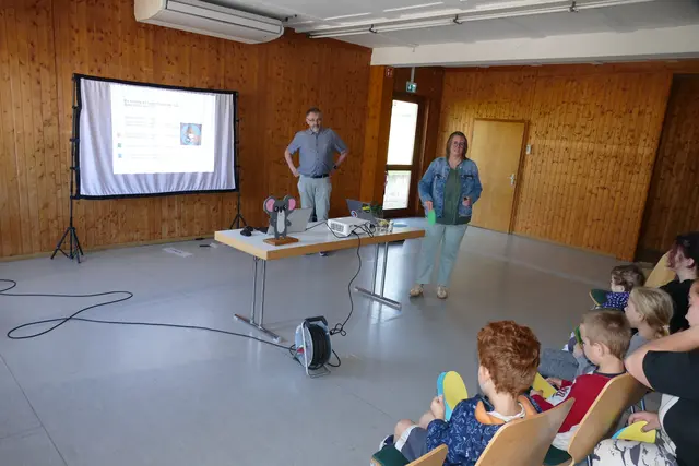 Foto: Bei der Kinderuni der Jungen Forscher Main-Tauber Professor nahmen Dr. Werner Aeschbach und Dr. Nicole Aeschbach die Kinder mit in das Abenteuer Klimaforschung. Die Juniorstudenten bewiesen unter anderem bei Quizfragen ihr neu erworbenes Wissen. 
