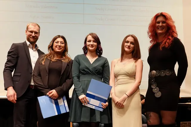 Freigesprochene Absolventinnen der Friseur-Innung. Foto Roland Schönmüller

