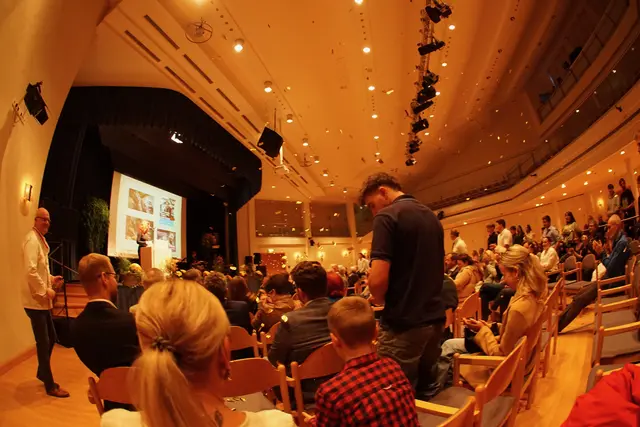 Mit einem lauten Knall und mit sich im Saal verteilenden Papierschnippseln  wurden visuelle und akustische Akzente gesetzt: Die Freisprechungsfeier ist für die jungen HandwerkerInnen ein wichtiger Meilenstein. Sie symbolisiert nicht nur das Ende der Lehrzeit, sondern auch den Beginn eines neuen Abschnitts als qualifizierte Facharbeiterin bzw. qualifizierter Facharbeiter. 