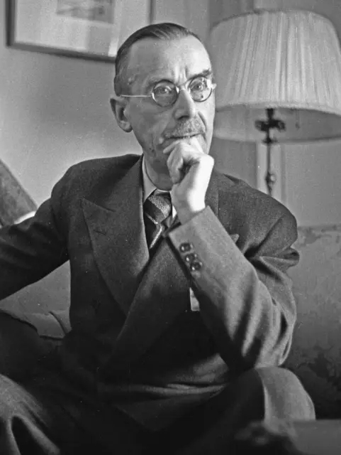 Radioansprachen von Thomas Mann – das Bild zeigt ihn in Los Angeles im Jahr 1950 –und Orgelmusik unter anderem von Johann Sebastian Bach sind im Konzert am 28. September in Sulzbach zu hören.  | Foto: Los Angeles Daily News