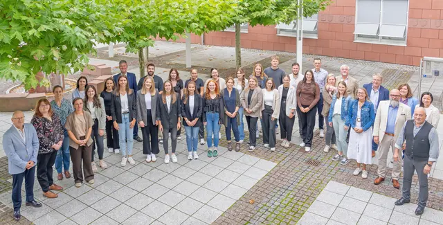 Die 25 neuen Referendarinnen und Referendare mit stellvertretendem Landrat Bernd Schötterl, dem Leitungsteam des Staatlichen Schulamts, den Seminarleitungen und dem Personalrat stellten sich dem Fotografen. | Foto: Winfried Zang