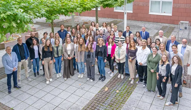 Diese 53 Junglehrkräfte bringen ihre pädagogischen und didaktischen Fähigkeiten nun in den Grund- und Mittelschulen des Landkreises Miltenberg ein. Das Bild zeigt sie mit (hinten von rechts) stellvertretendem Landrat Bernd Schötterl, dem Personalratsvorsitzenden Horst Kern und den Schulamtsdirektoren Michael Brummer und Harald Frankenberger sowie mit dem fachlichen Leiter des Schulamts, Schulamtsdirektor Ulrich Wohlmuth (links). | Foto: Winfried Zang