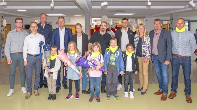 Alle Schulanfängerinnen und Schulanfänger im Landkreis Miltenberg bekommen zum Schuljahresanfang Schlüpftücher für den Hals, die sie im Verkehr besser sichtbar machen. Diese Kinder, die zu den ersten mit Tüchern ausgestatteten gehören, stellten sich in Faulbach mit ihren Eltern dem Fotografen. Außerdem dabei bei der Veranstaltung für den Südlandkreis in Faulbach (von links): Alexander Czerr (Kreisverkehrswacht), Steffen Hörst (Sparkasse Aschaffenburg-Miltenberg), Karsten Heinz (Polizei Miltenberg) und Schulamtsdirektor Harald Frankenberger sowie (von rechts) Schulleiter Axel Keppler, Bürgermeister Wolfgang Hörnig und stellvertretende Landrätin Monika Wolf-Pleßmann.  | Foto: Winfried Zang