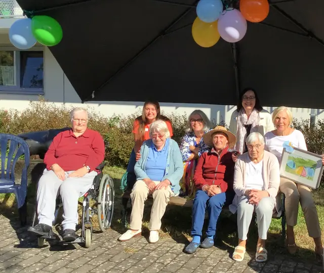 Gut beschirmt! Vordere Reihe: Bewohnerinnen der Rohe’schen Stiftung. Hintere Reihe v. rechts n. links: Spenderin Frau Benstein, Einrichtungsleiterin Frau Weckwerth, Leiterin Sozialer Dienst Frau Drinhaus sowie Pflegedienstleiterin Frau Höfer. | Foto: Rohe'sche Altenheim-Stiftung