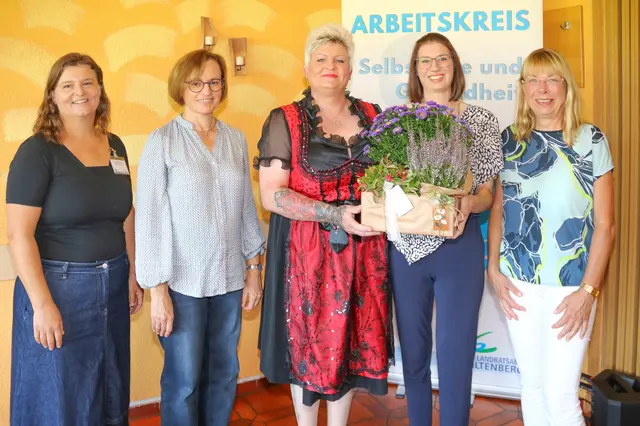 Gratulation zum 30-jährigen Bestehen des Arbeitskreises Selbsthilfe und Gesundheit mit (von links) Julia Körbel und Dr. Galina Gross (beide Gesundheitsamt), den Arbeitskreis-Sprecherinnen Maria Steiner und Natascha Fries sowie stellvertretender Landrätin Monika Wolf-Pleßmann.  | Foto: Landratsamt