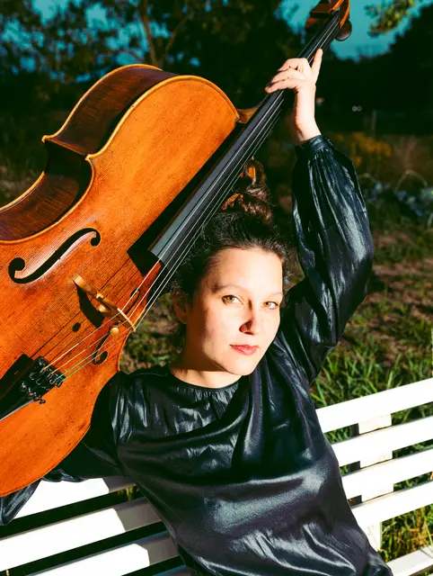 Die Cellistin Sophie-Justine Herr präsentiert im Konzert am 11. Oktober in Hausen Werke zeitgenössischer Komponistinnen.  | Foto: Sophia Hegewald