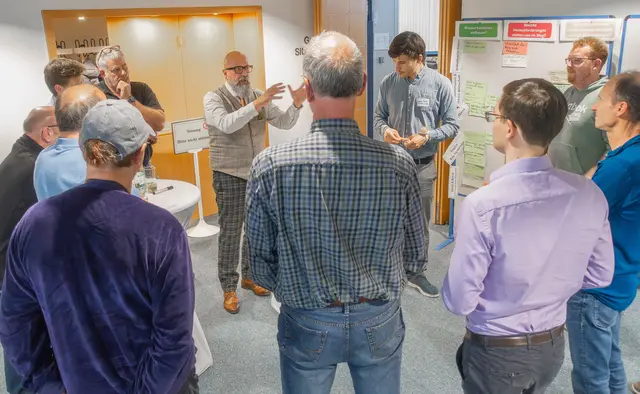 Auch stellvertretender Landrat Bernd Schötterl (Mitte) beteiligte sich eifrig an den Diskussionen in der Klimawerkstatt im Landratsamt Miltenberg.  | Foto: Winfried Zang