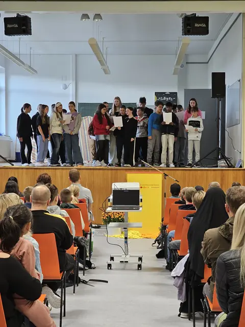 Die sechsten Klassen singen "Wir sind UNITED"