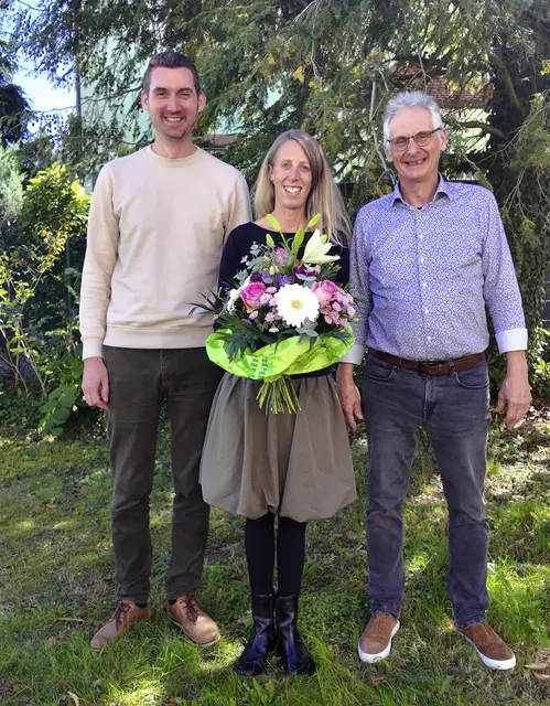Unternehmensbereichsleiter André Rüttiger (links) und Geschäftsführer Charles Henri Rüttiger gratulieren Anika Fürst herzlich zu ihrem 25-jährigen Betriebsjubiläum im News Verlag Miltenberg. | Foto: News Verlag