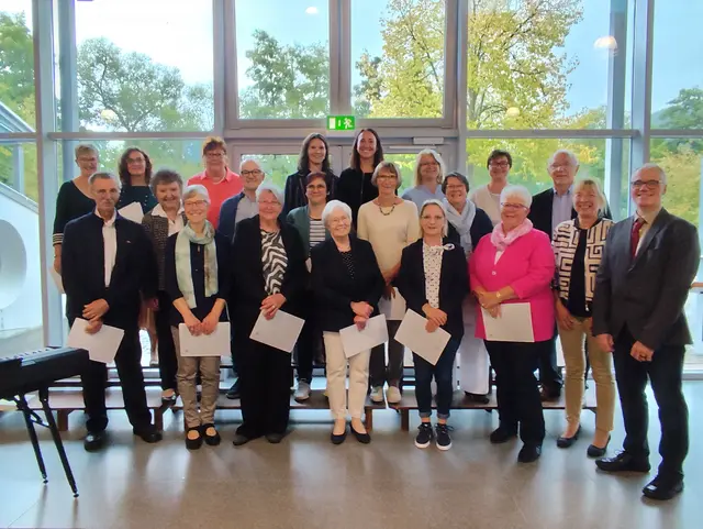 Geehrte für 25 Jahre aktives Singen in einem Chor. Rechts außen: Sängerkreisvorsitzender Andreas Köster. Zweite Reihe rechts außen: MSB-Präsident Hermann Arnold. 