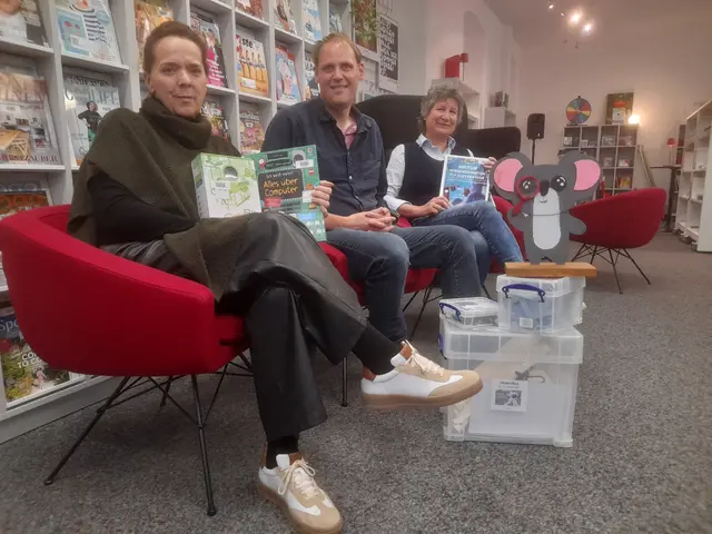 Große Vorfreude auf die MINT Kooperation herrscht bei Katja Schmitz (Leiterin Stadtbücherei Wertheim), Birger-Daniel Grein (Vorsitzender Junge Forscher Main-Tauber e.V. ) und Andrea Rudolf (Leiterin Stadtbücherei Miltenberg ). Vorne zu sehen Oli Sidney das Maskotchen des Vereins. 