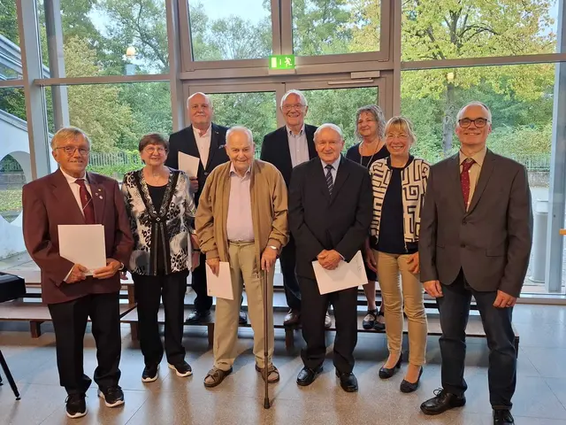 Vordere Reihe v. l.: Adolf Grein (40 Jahre), Susanne Flicker (50 Jahre), Adolf Speer (50 Jahre), Gerhard Knapp (70 Jahre), Stellvertretende Landrätin Monika Wolf-Pleßmann, Sängerkreisvorsitzender Andreas Köster. Hintere Reihe v. l: Hermann Hörner (50 Jahre), MSB-Präsident Hermann Arnold, Beate Munz vom Sängerkreis Miltenberg.