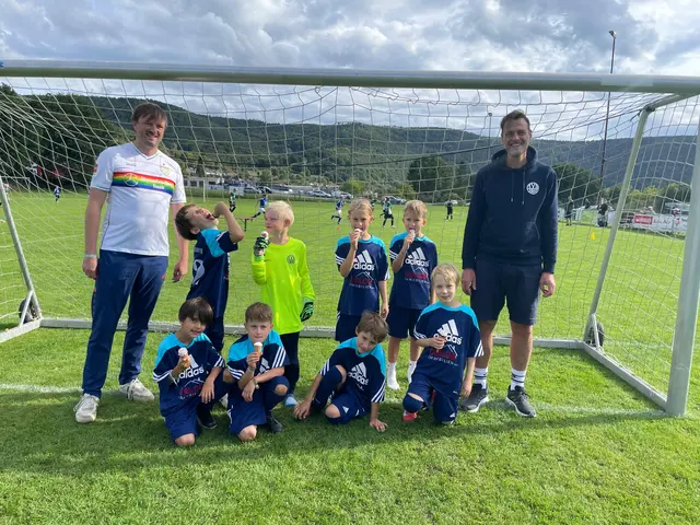 Strahlend mit einem Eis feiern die Kickenden den dritten Platz | Foto: L. von Lazan