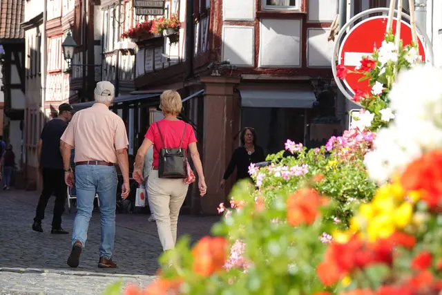 Jahr für Jahr zieht es zahlreiche Besucherinnen und Besucher in die malerische Altstadt am Main, wo Winzer, Gastronomen und Vereine regionale Spezialitäten und erlesene Weine anbieten.