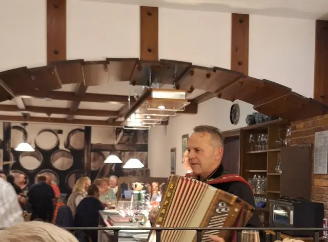 Markus Kempf sorgt beim Abendessen für Unterhaltung und gute Stimmung