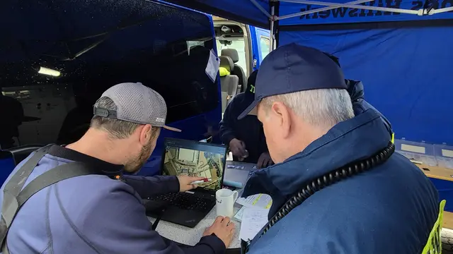 Die Arbeit im Zugtrupp ist Teamarbeit: Gemeinsam planen die THW-Experten, auf welchem Weg die Einsatzkräfte das Schadenfeld am besten erreichen. | Foto: THW Miltenberg 