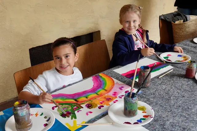 Begeisterte Zweitklässlerinnen beim Aktionstag des Kunstnetzes in Erlenbach am Main: Neyla (links) und  Ella (rechts) schaffen farbenfrohe Kunstwerke. - Die Kunstförderung spielt eine entscheidende Rolle in der Entwicklung junger Talente. Sie bietet den Kindern und Jugendlichen die Möglichkeit, ihre kreativen Fähigkeiten zu entdecken und weiterzuentwickeln.
