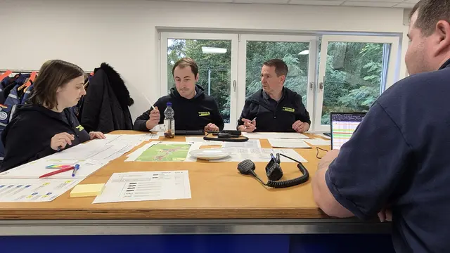 Die Einsatzleitung hat die gesamte Lage im Blick und koordiniert die einzelnen Zugtrupps. | Foto: THW Miltenberg 