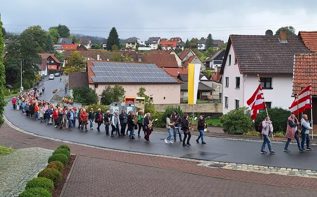 Prozession der Frauenwallfahrt durch den Ort Wildflecken