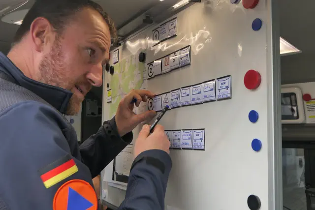 Der Zugtrupp führt die Lagekarte am Einsatzort. | Foto: THW Miltenberg 