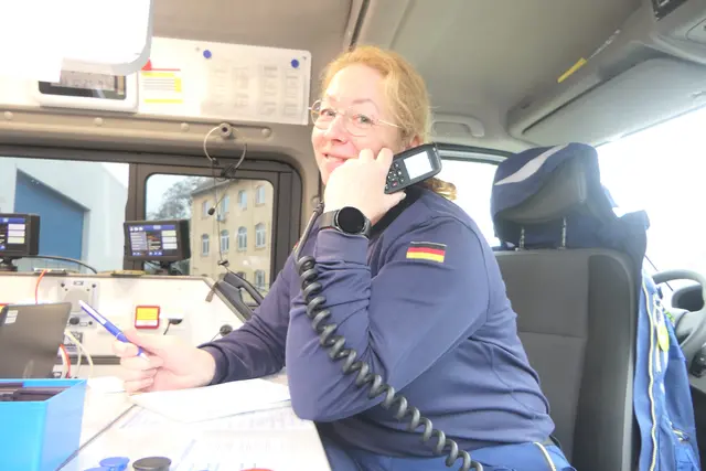 THW-Helferin bei der Entgegennahme von Funkmeldungen. | Foto: THW Miltenberg 