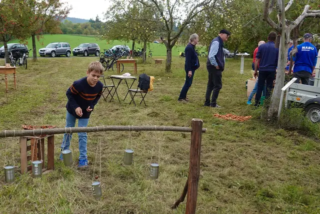 Ein weiteres Highlight war ein Junge, der durch sein zielsicheres Werfen von Kastanien auf an Schnüren befestigte Dosen beeindruckte. Seine Treffsicherheit sorgte für Begeisterung und Applaus bei den Zuschauern und zeigte, wie viel Spaß Kinder bei solchen Aktivitäten haben können. 
Foto: Roland Schönmüller 