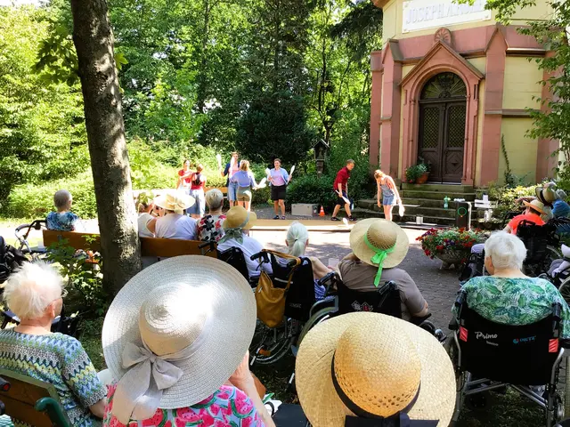 Die Bewohnerschaft der Rohe’schen Stiftung verfolgt gespannt die artistischen Darbietungen des Circus Waldoni im sommerlichen Parkgelände. | Foto: Rohe'sche Altenheim-Stiftung