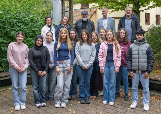 Elf von zwölf Teilnehmenden des Förderprogramms „Talent und Verantwortung“ stellten sich beim Auftakt im Schullandheim Hobbach dem Fotografen. In der hinteren Reihe (von links) wohnten dem Auftakt bei: Nicole Pfeffer und Kerstin Hoffmann (beide Netzwerk Schule-Wirtschaft), stellvertretender Landrat Bernd Schötterl, Schulamtsdirektor Harald Frankenberger und Teampark-Trainer Thomas Weigel.  | Foto: Winfried Zang