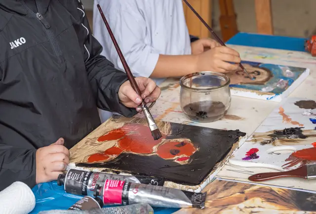 Im Rahmen des Projekts Kunstgrundschule wurde die Mensa der Dr.-Vits-Schule künstlerisch aufgewertet – beispielsweise mit dieser farbenfrohen Wandbemalung einer Dschungellandschaft. Stellvertretende Schulleiterin Patricia Spilger zeigte die prächtigen Motive beim Rundgang unter anderem dem stellvertretenden Landrat Bernd Schötterl und Erlenbachs stellvertretendem Bürgermeister Alexander Monert.  | Foto: Winfried Zang